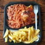 مكرونة بالصلصة مع ربع فرخة